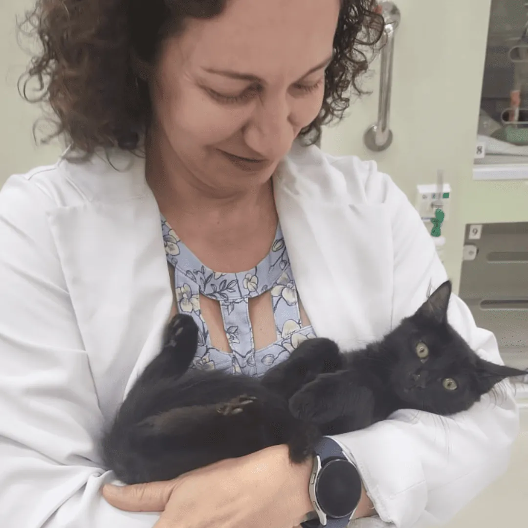 Dra. Nanci Diniz com um gato preto no colo