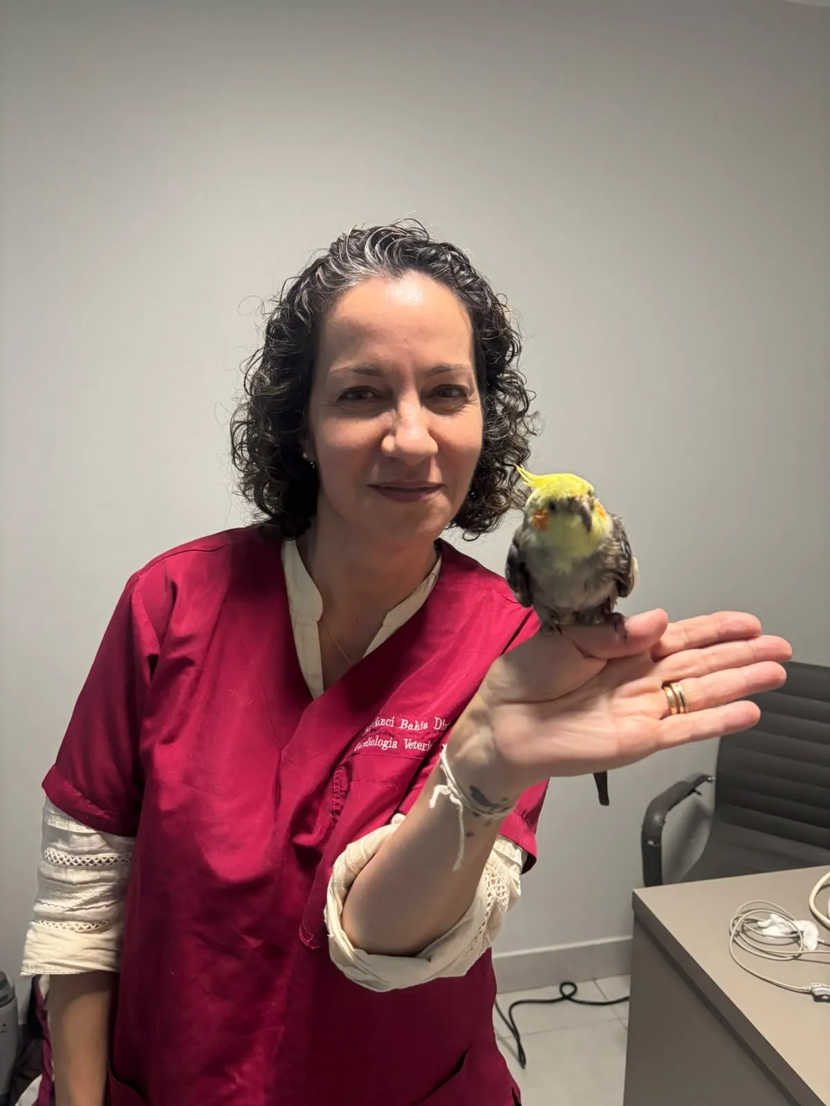 Dra. Nanci Diniz com uma ave pousada na mão